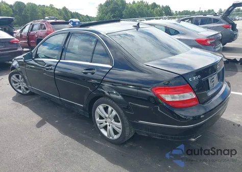 2011 Mercedes-Benz C 300 Luxury/Sport z USA, uszkodzony, nr VIN WDDGF5EB3BA433786